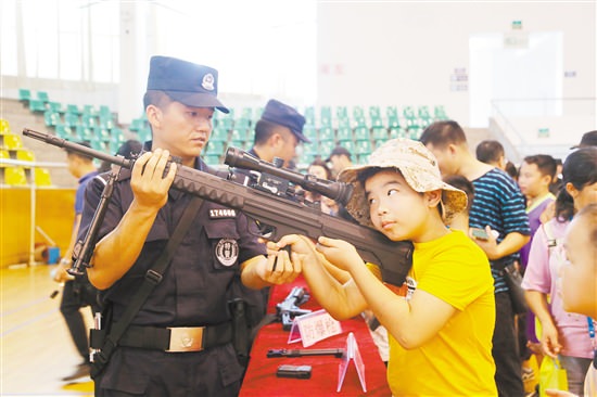 公安局举办开放日活动 警用装备让市民大开眼界