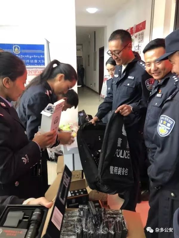 杂多县公安局为全局民警统一配发单警装备(图1) 杂多县公安局为全局民警统一配发单警装备(图1)